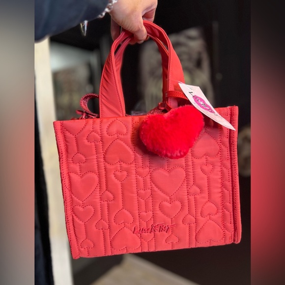 ❤️NWT-BETSEY JOHNSON, LUV BETSEY
RED QUILTED HEART TOTE WITH FUR BALL KEYCHAIN❤️ - Picture 3 of 12